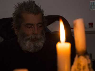 La denominazione ironizza sul fatto che nell'angusto ambiente manca la corrente elettrica: l'illuminazione � affidata alla presenza costante delle candele